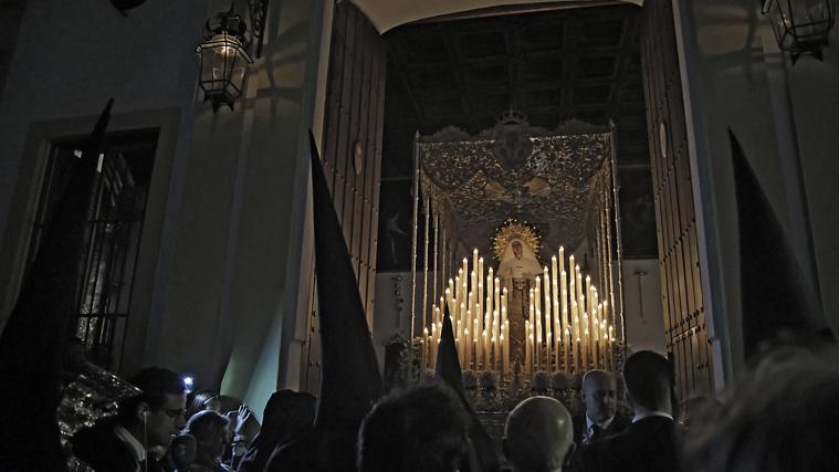 La Virgen de las Aguas en el dintel de la puerta de la capilla del Museo