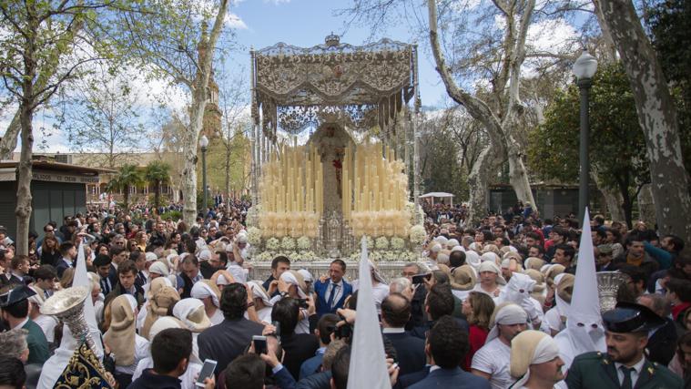 El palio de la Virgen de la Paz por el Parque de María Luisa