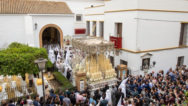 El palio de la Virgen de la Paz en el atrio de la parroquia de San Sebastián