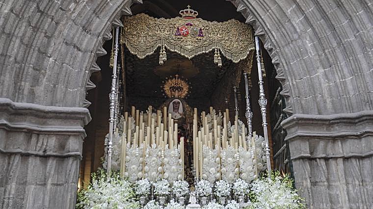 Palio de la Virgen de los Desamparados, de San Esteban, saliendo de la iglesia