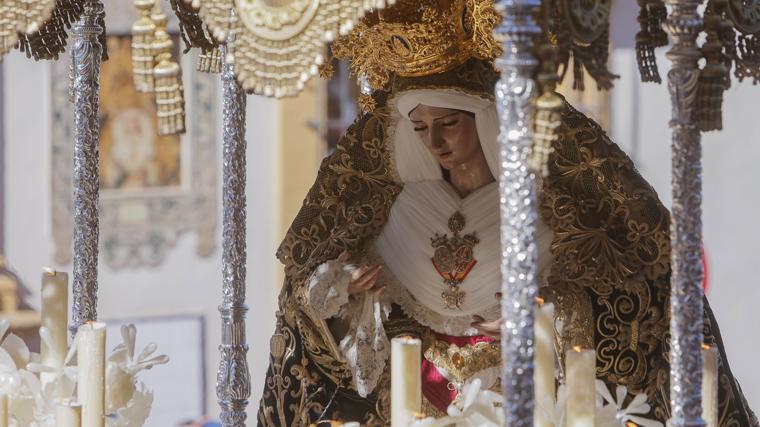 La Virgen de Gracia y Esperanza fue tallada por Fernández-Andes y modificada por Sebastián Santos