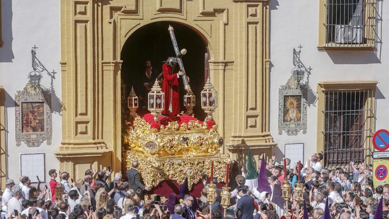 El primero de los pasos de San Roque saliendo de la parroquia homónima