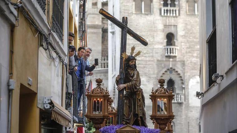 El Cristo de la Corona bajo la Giralda