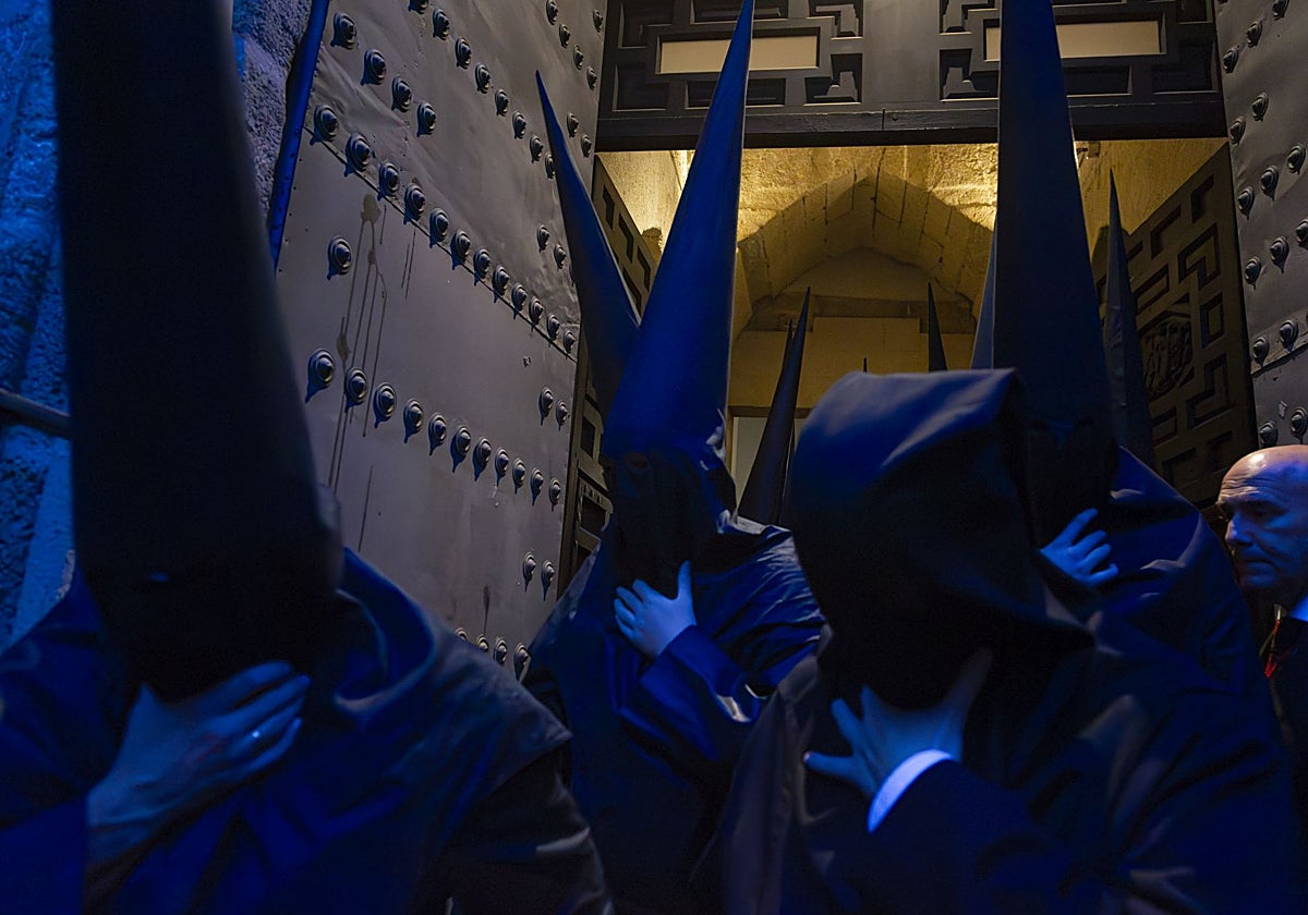 Nazarenos de la Hermandad de San Isidoro