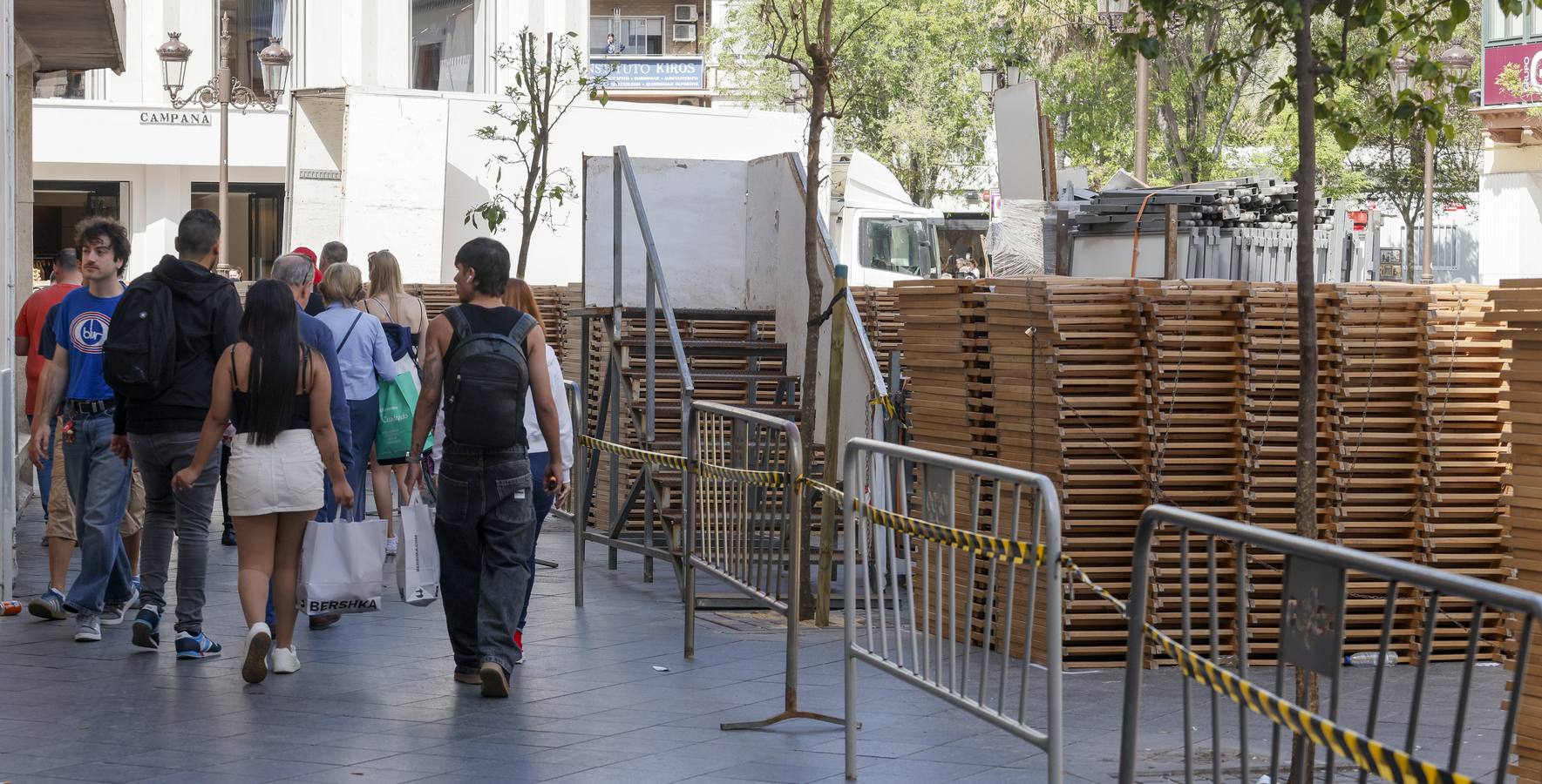 Cada rincón de Sevilla se prepara ya para la Semana Santa