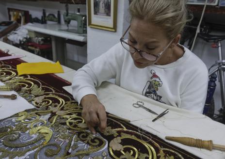 Imagen secundaria 1 - Los bordados en la Semana Santa de Sevilla: más allá de lo estético