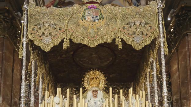 Imagen después - Desliza a izquierda y derecha para ver la variación del palio rojo de Ojeda al palio actual de La Macarena