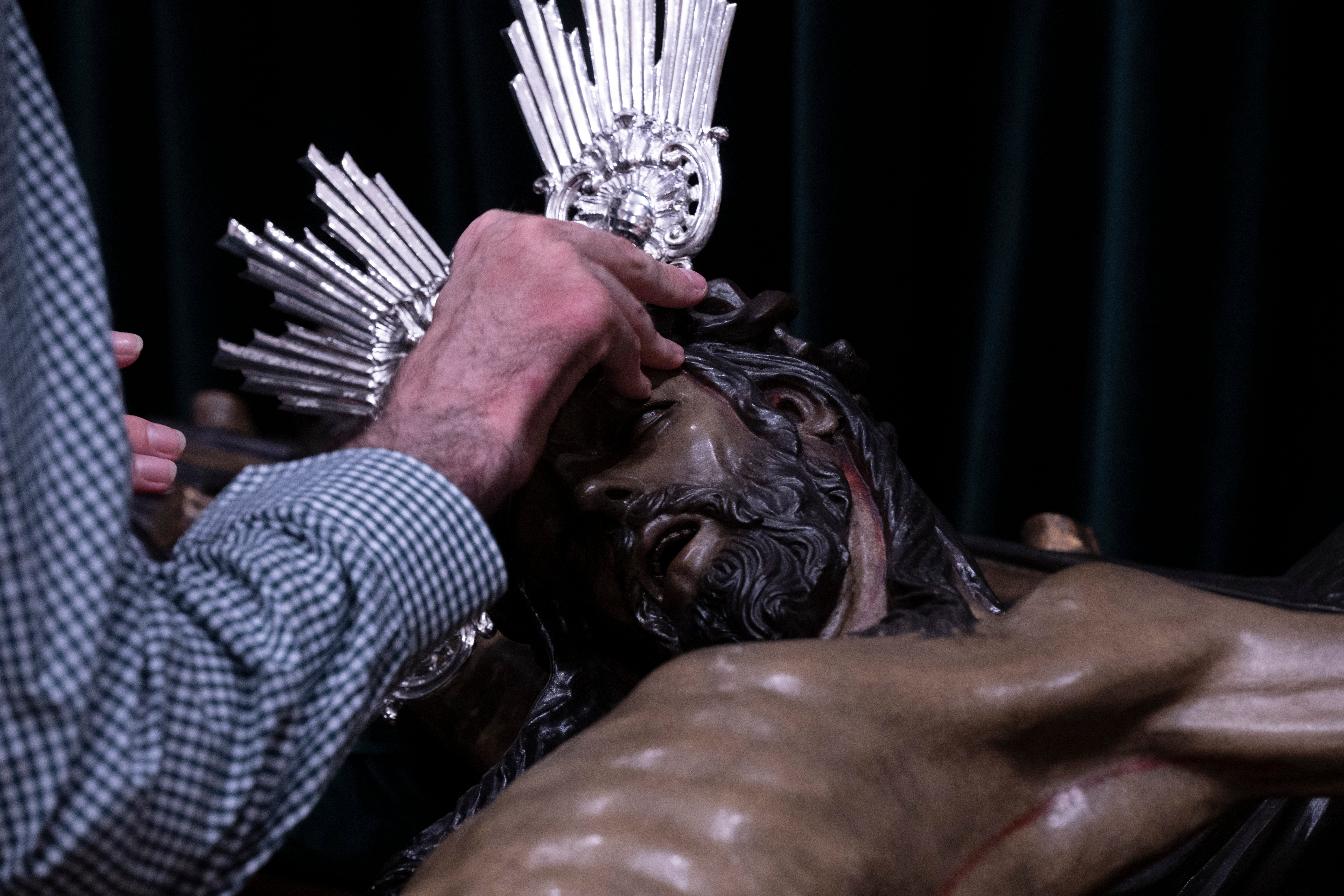 La visita de los invidentes al Cristo de la Vera Cruz, en imágenes