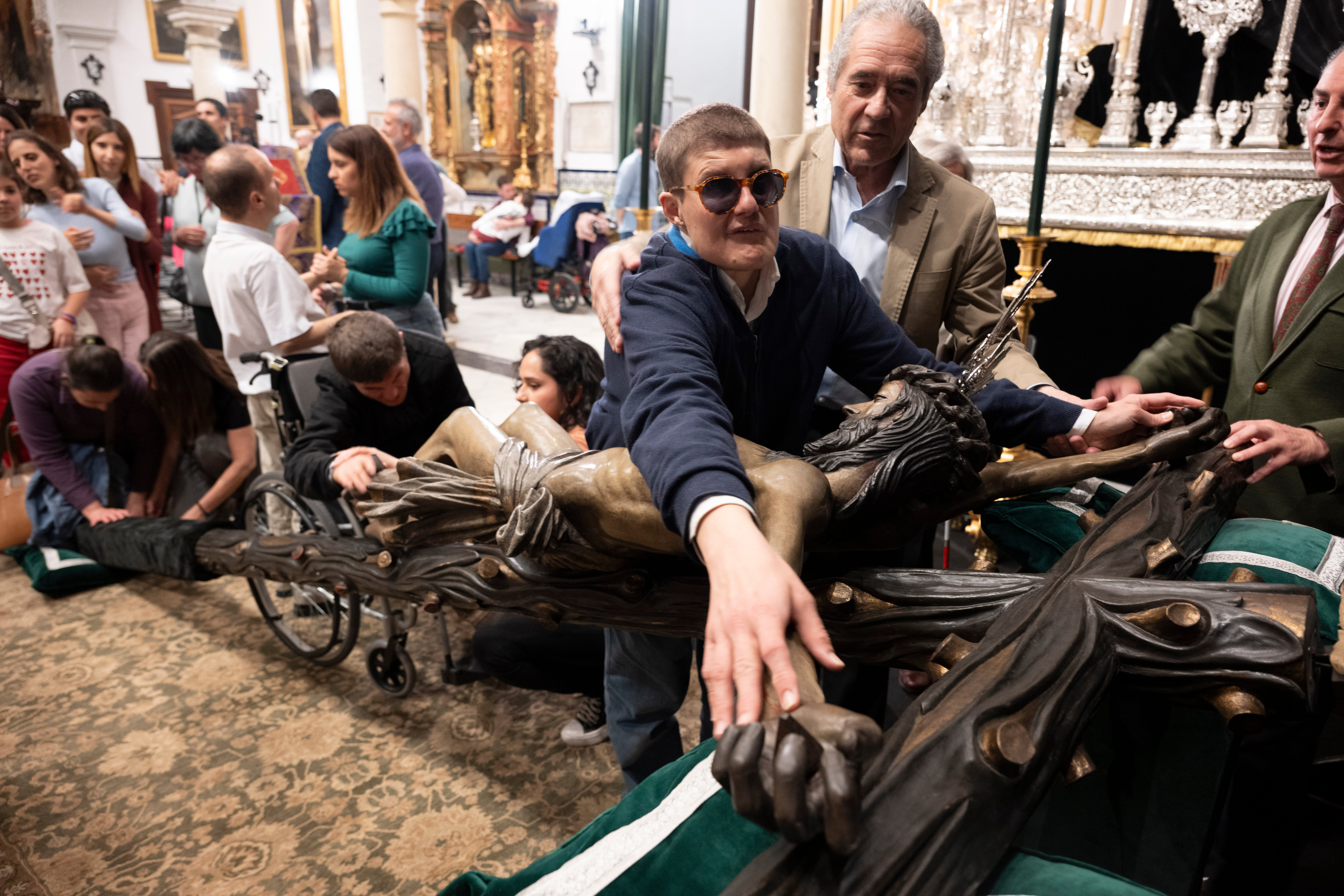 La visita de los invidentes al Cristo de la Vera Cruz, en imágenes
