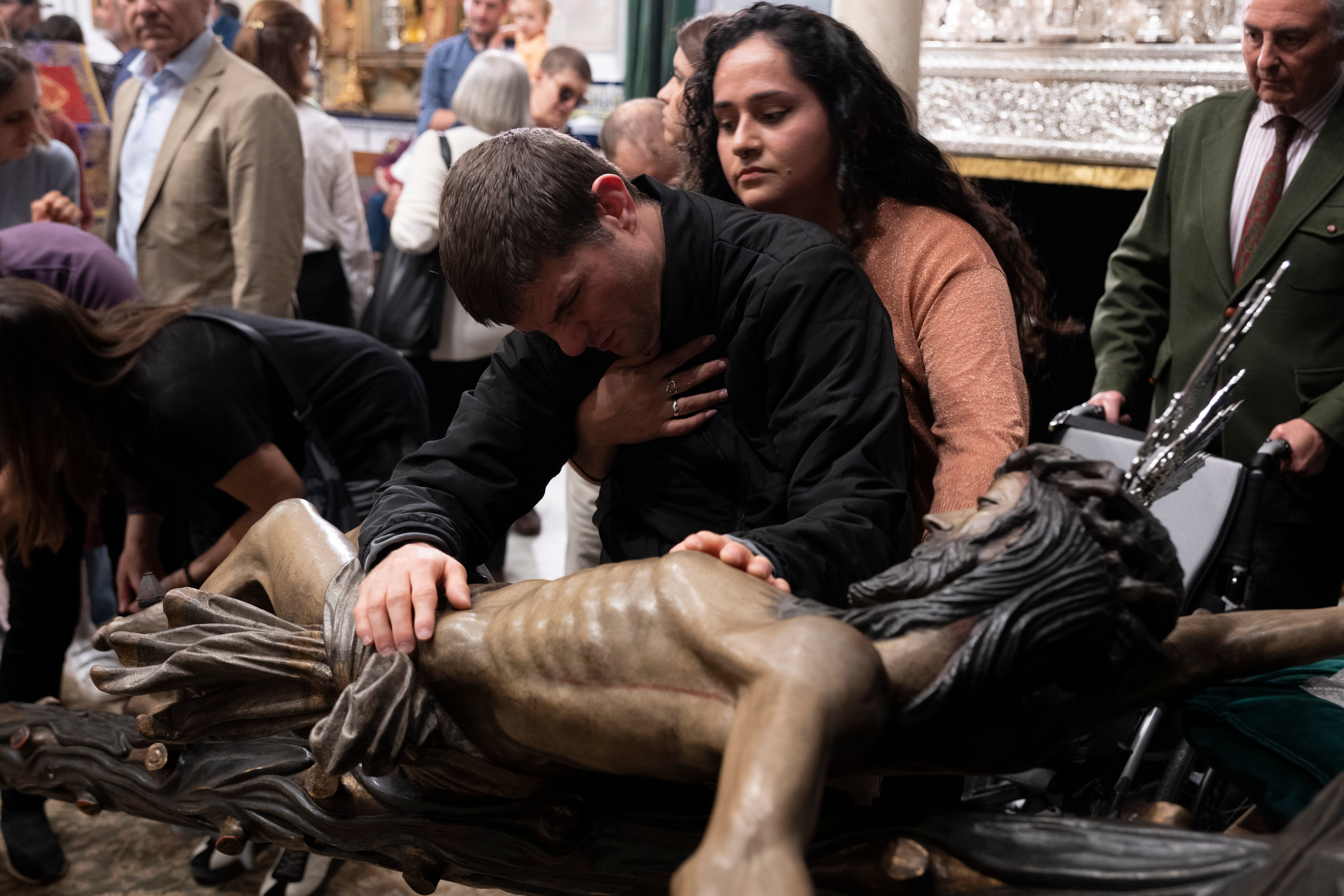 La visita de los invidentes al Cristo de la Vera Cruz, en imágenes