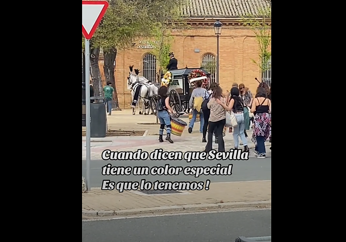 Un curioso entierro en Sevilla, con batukada incluida, llama la atención en las redes: «Si algún día muero que sea así»