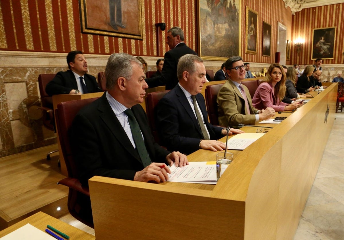 El alcalde José Luis Sanz junto a los concejales del PP en el Pleno extraordinario de hoy