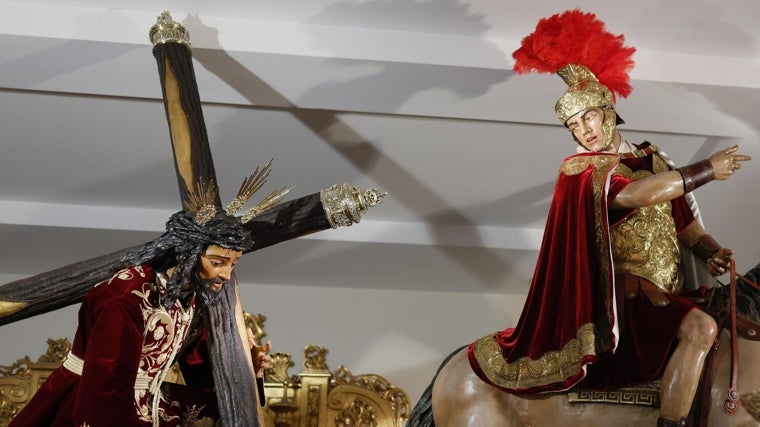 El soldado romano de la Esperanza de Triana con las plumas a modo de cepillo