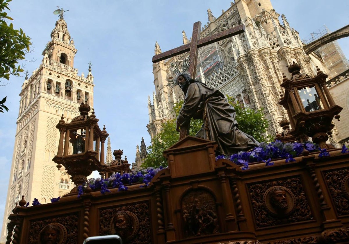 La hermandad del Cristo de la Corona en los alrededores de la Catedral