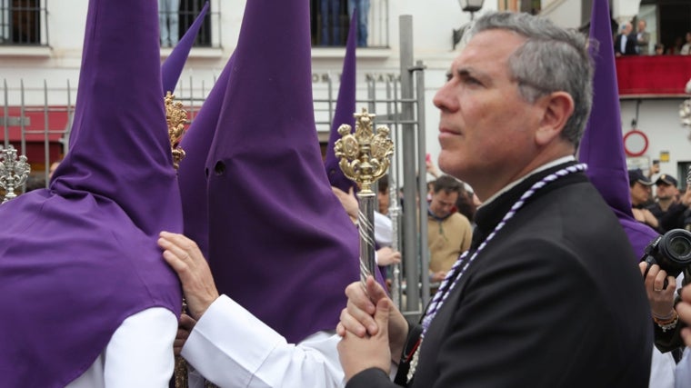 Miembros de junta de las Aguas dialogando para tomar la decisión de regresar