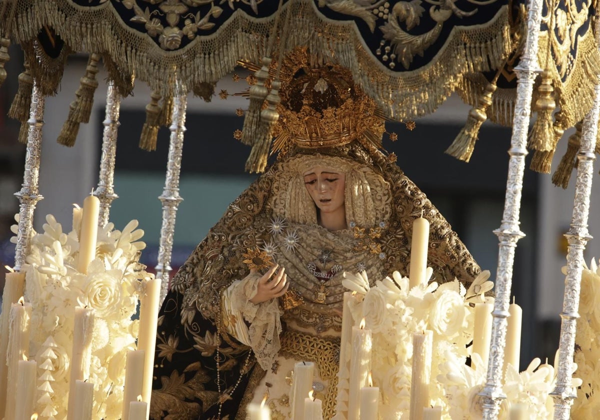 La Virgen de la Estrella por su barrio en este Domingo de Ramos