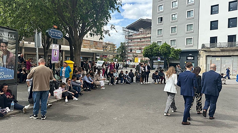 Desde una hora antes de que llegara Los Negritos ya había un grupo de personas sentadas en sillitas junto a la señal que las prohíbe en el Duque