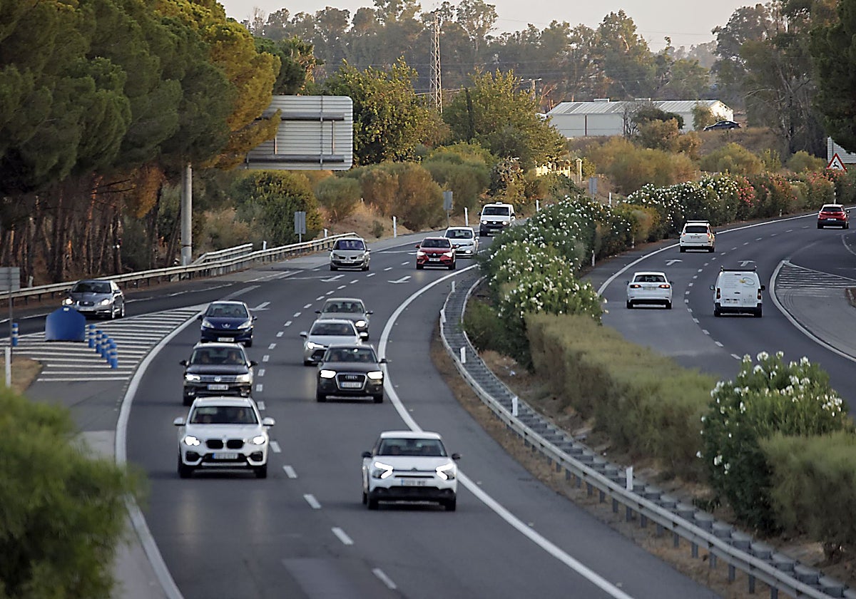 Vehículos circulando por la AP-4 entre Sevilla y Cádiz