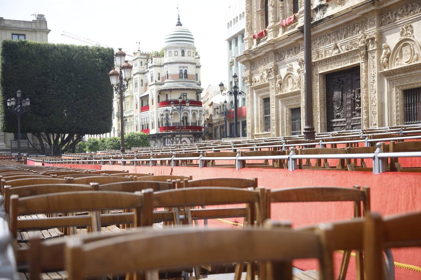 Manuel Alés y Francisco Vélez, durante su visita este Viernes de Dolores a los palcos de la carrera oficial de Sevilla