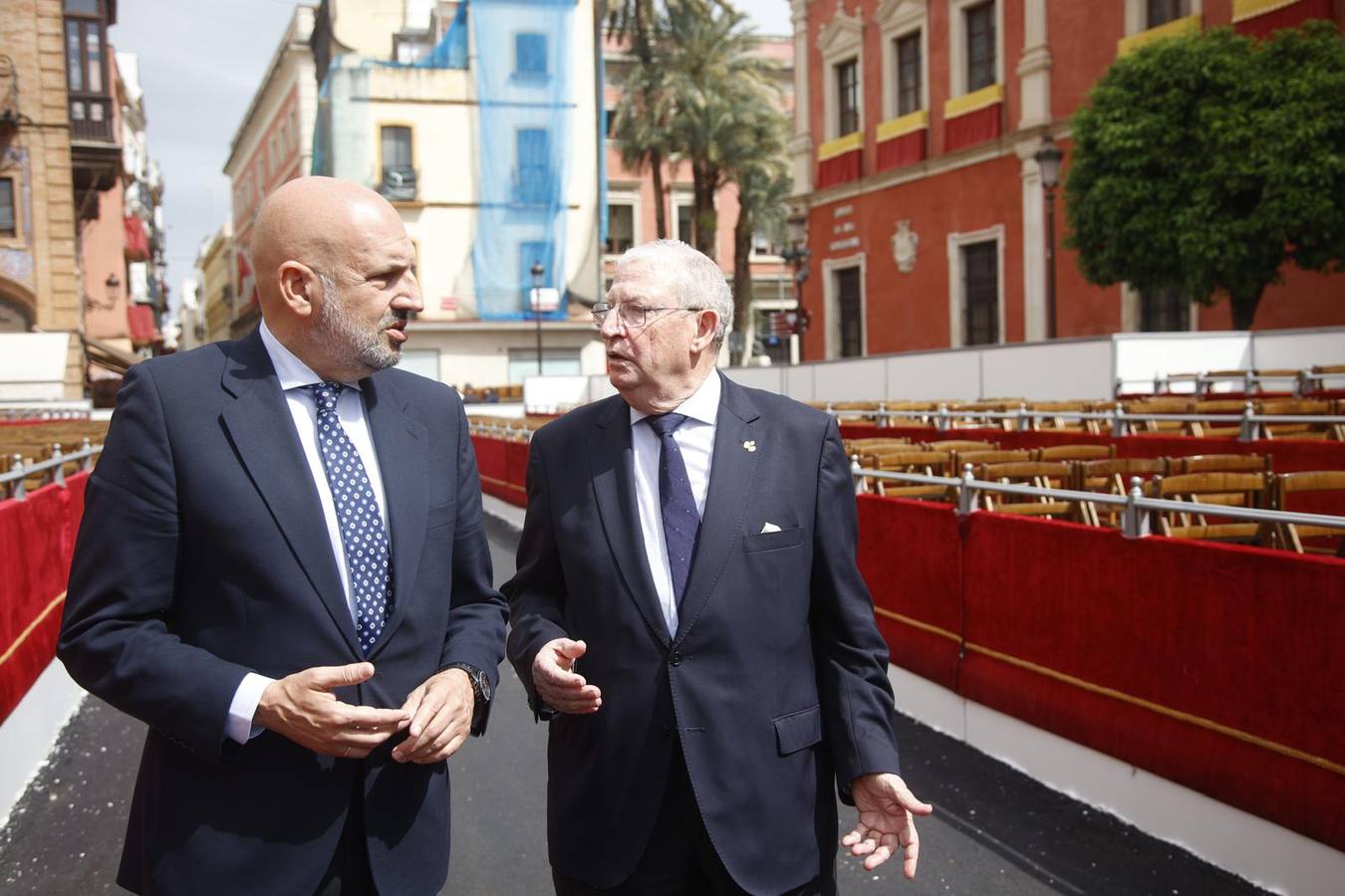 Manuel Alés y Francisco Vélez, durante su visita este Viernes de Dolores a los palcos de la carrera oficial de Sevilla