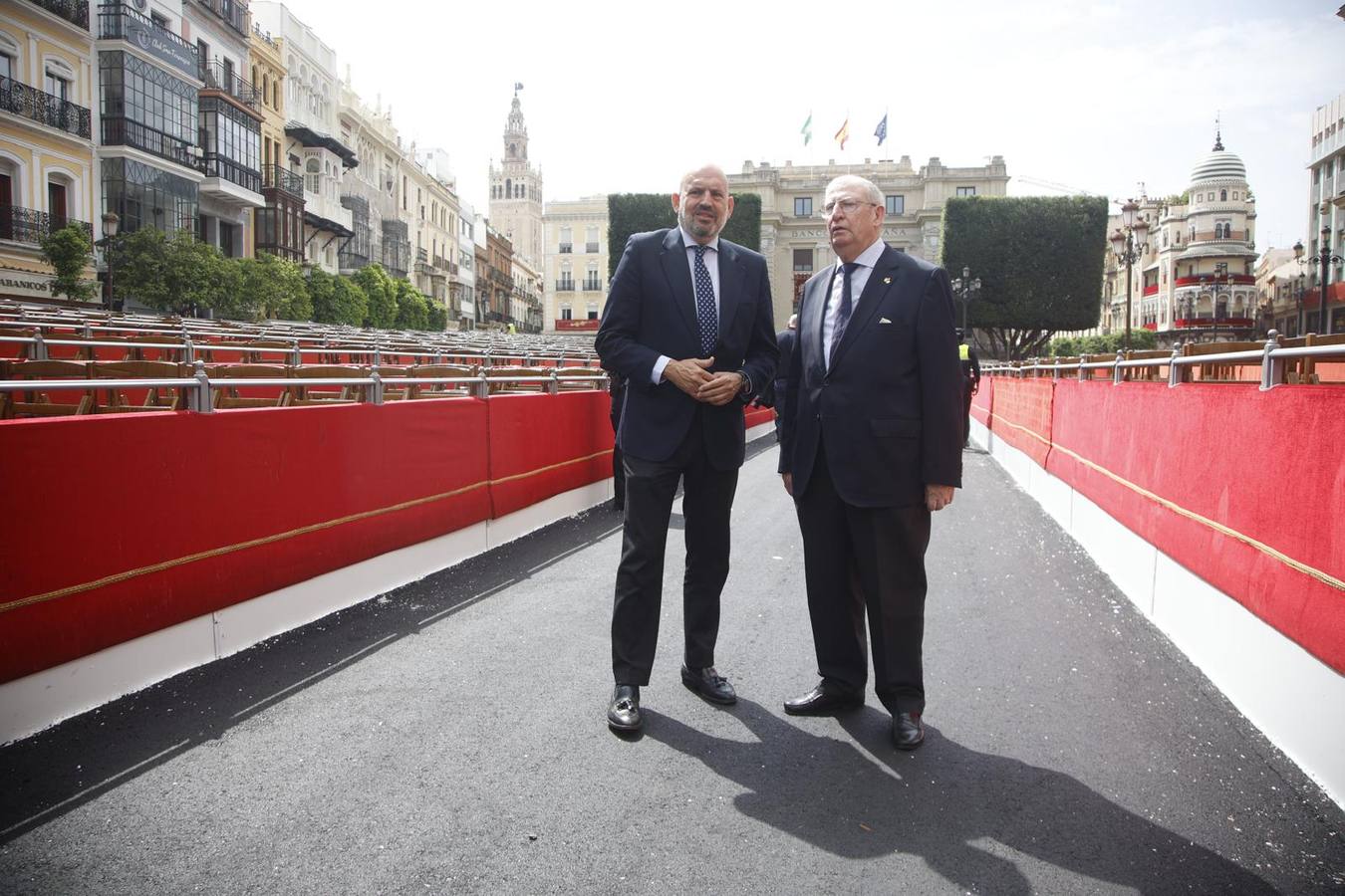 Manuel Alés y Francisco Vélez, durante su visita este Viernes de Dolores a los palcos de la carrera oficial de Sevilla