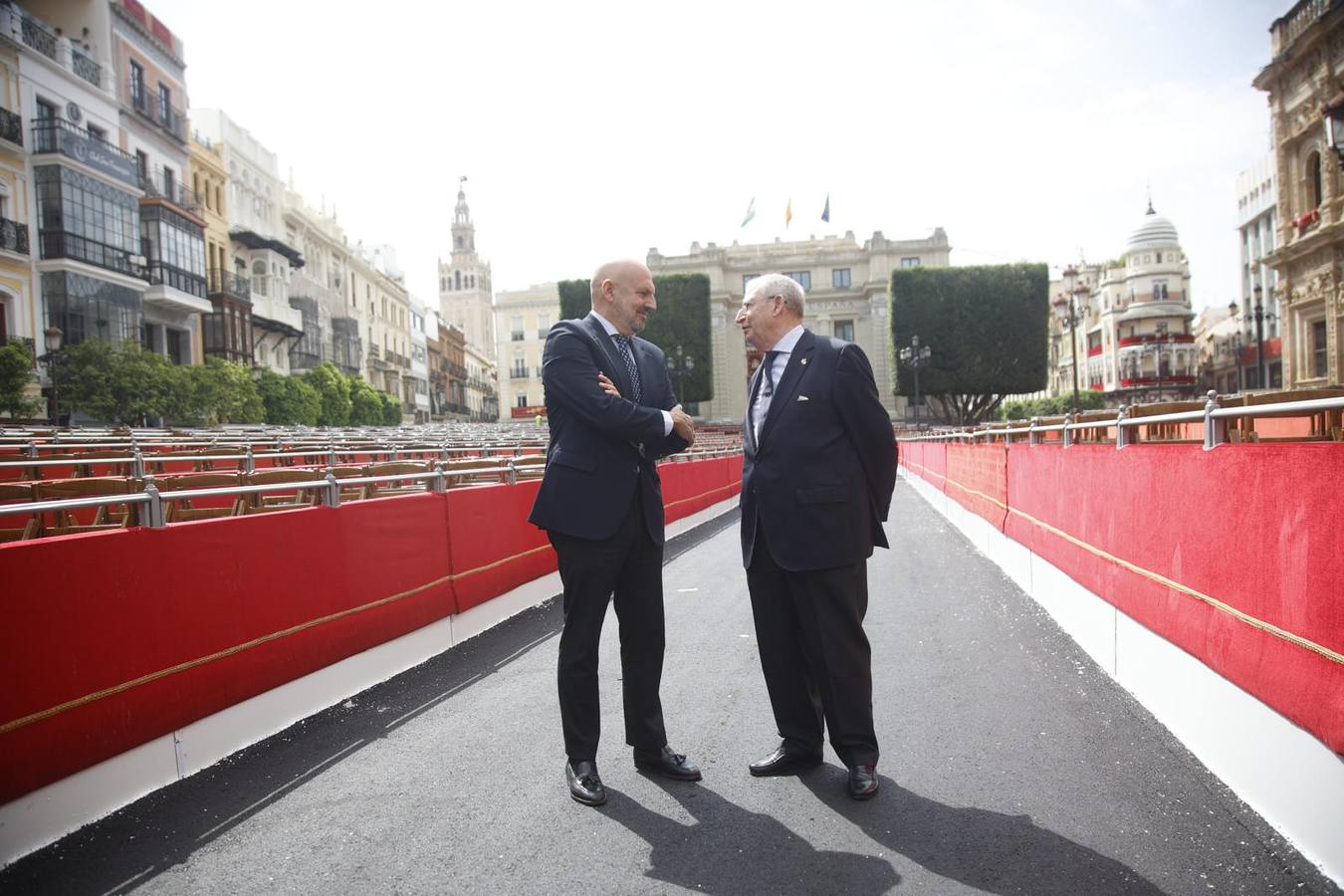 Manuel Alés y Francisco Vélez, durante su visita este Viernes de Dolores a los palcos de la carrera oficial de Sevilla