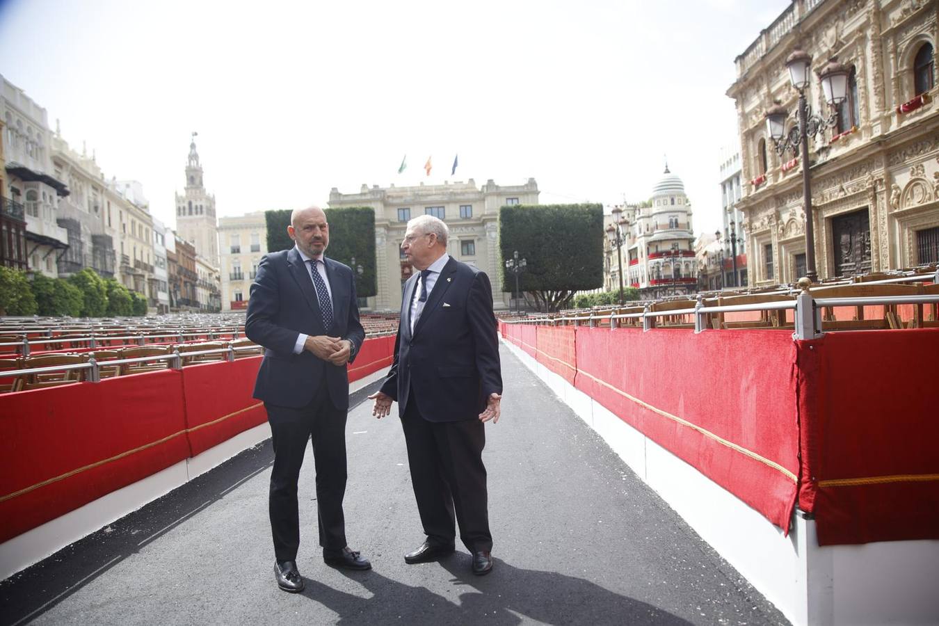 Manuel Alés y Francisco Vélez, durante su visita este Viernes de Dolores a los palcos de la carrera oficial de Sevilla