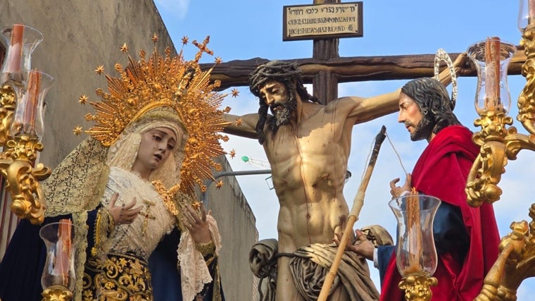 El crucificado de la Paz y la Virgen de la Misericordia en su paso