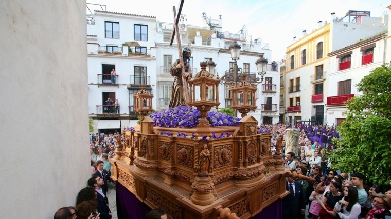 El Cristo de la Corona con la corona de espinas de plata y la cruz donada por la ciudad de Essaouira