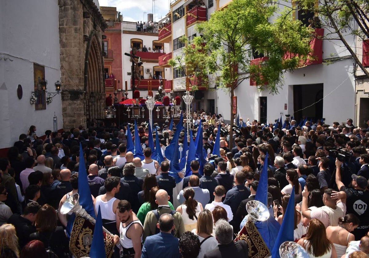 Multitudinaria salida de la Hiniesta en la plaza de San Julián