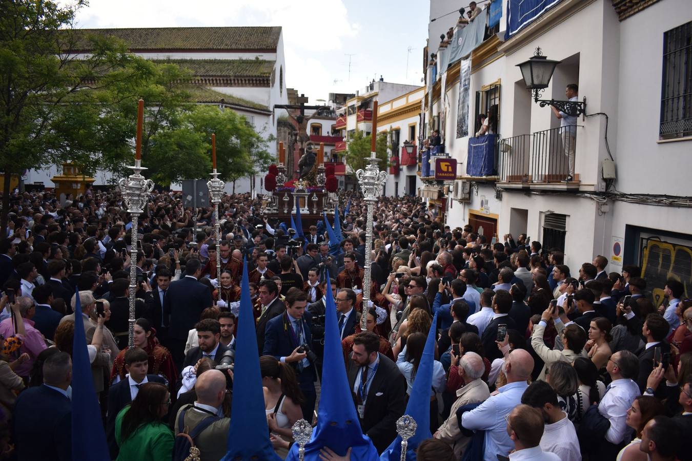 Multitud de fieles acompañan a la Hiniesta en su estación de penitencia