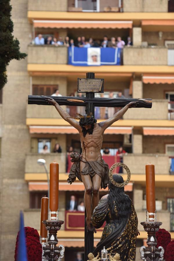 Multitud de fieles acompañan a la Hiniesta en su estación de penitencia