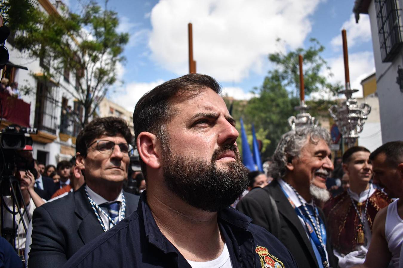 Multitud de fieles acompañan a la Hiniesta en su estación de penitencia