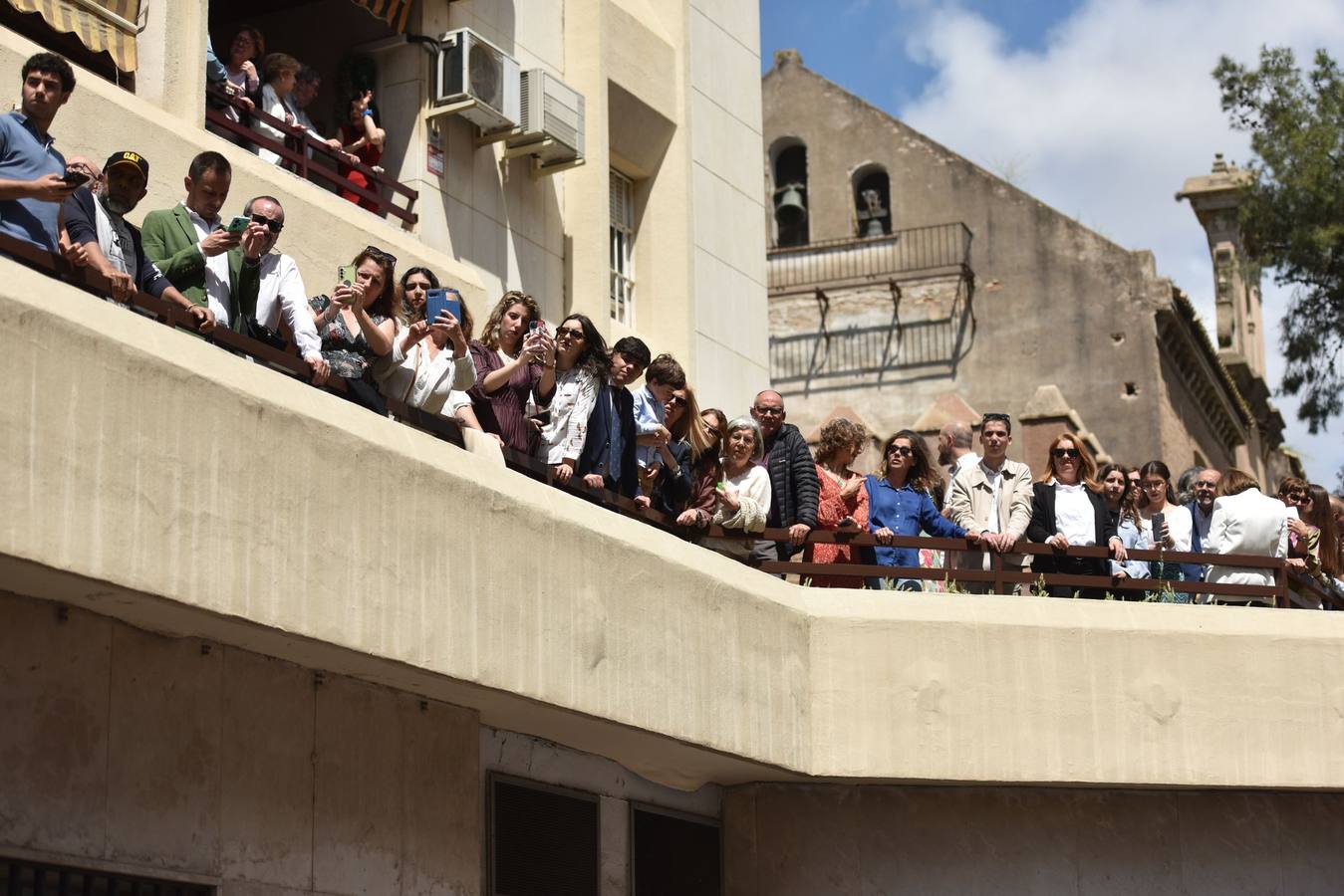 Multitud de fieles acompañan a la Hiniesta en su estación de penitencia
