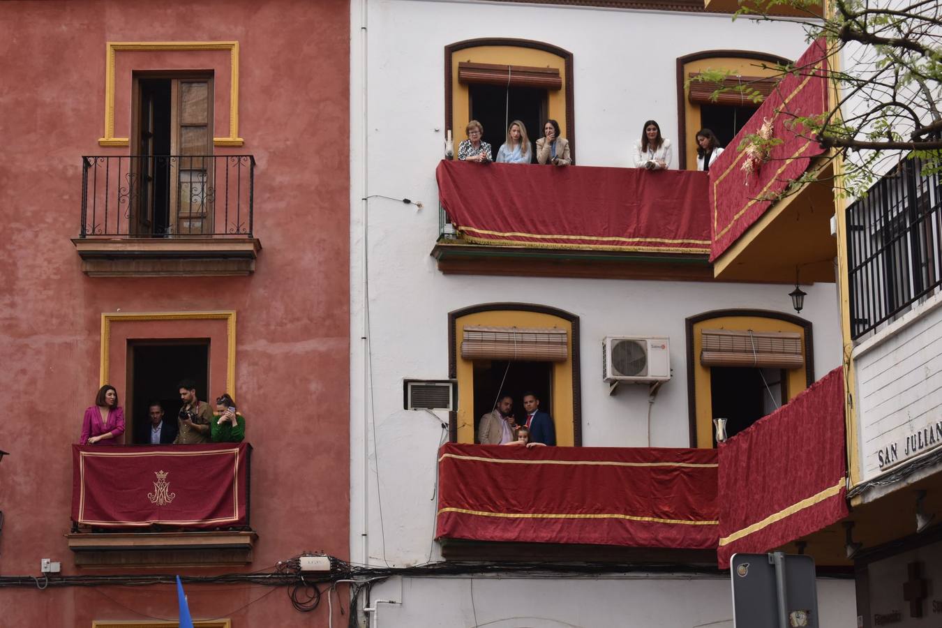 Multitud de fieles acompañan a la Hiniesta en su estación de penitencia