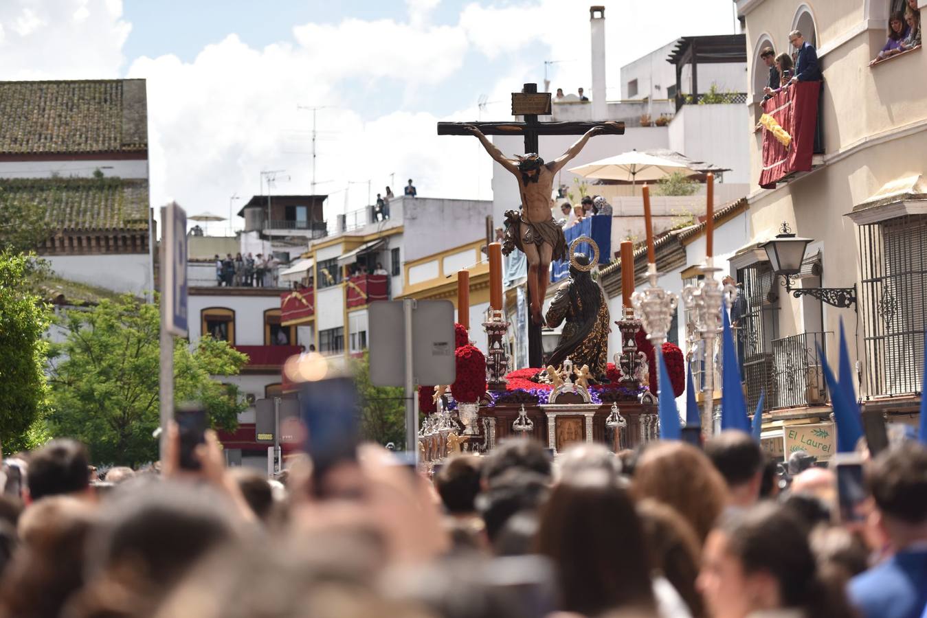 Multitud de fieles acompañan a la Hiniesta en su estación de penitencia