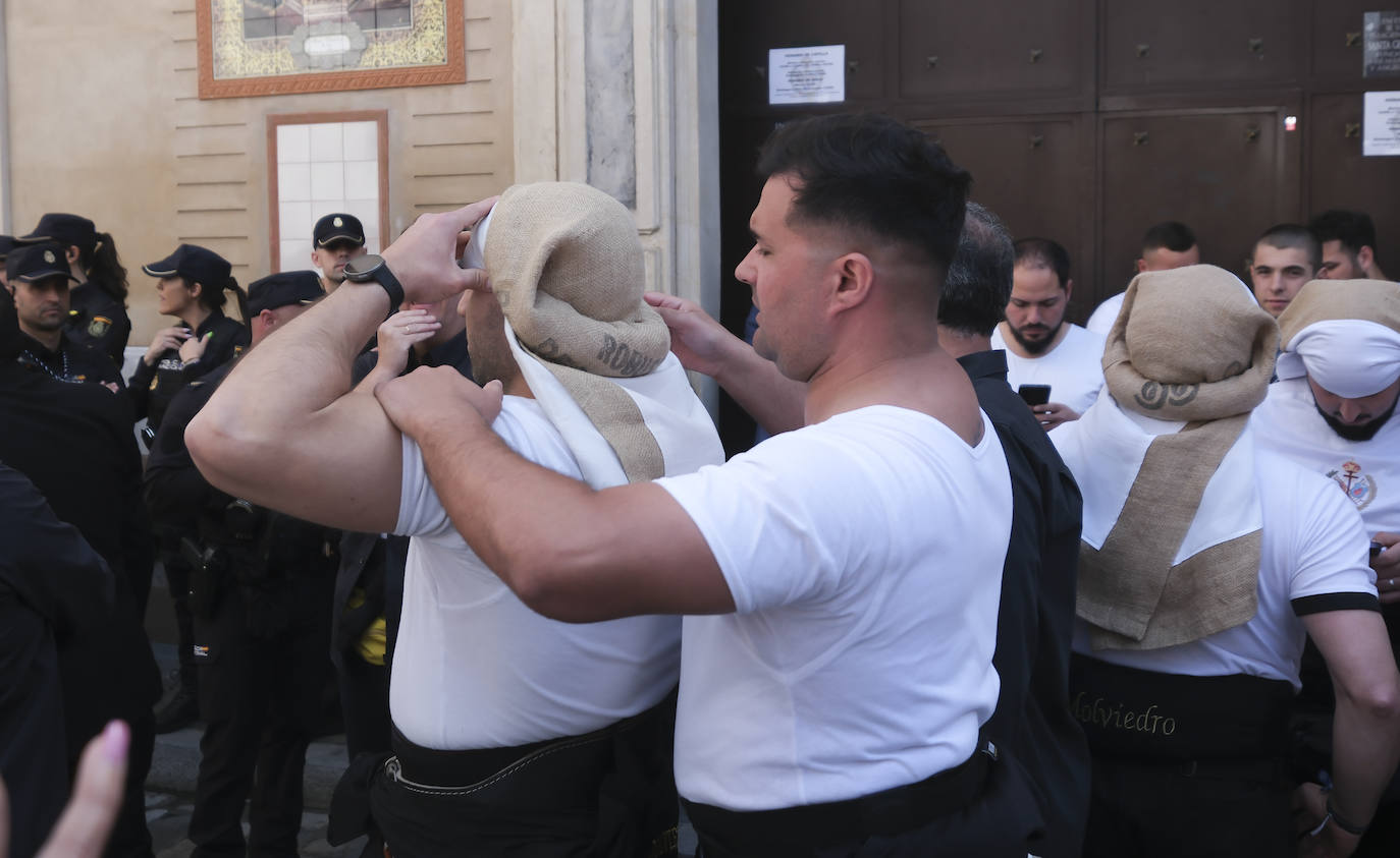 La hermandad de Jesús Despojado realiza su estación este Domingo de Ramos