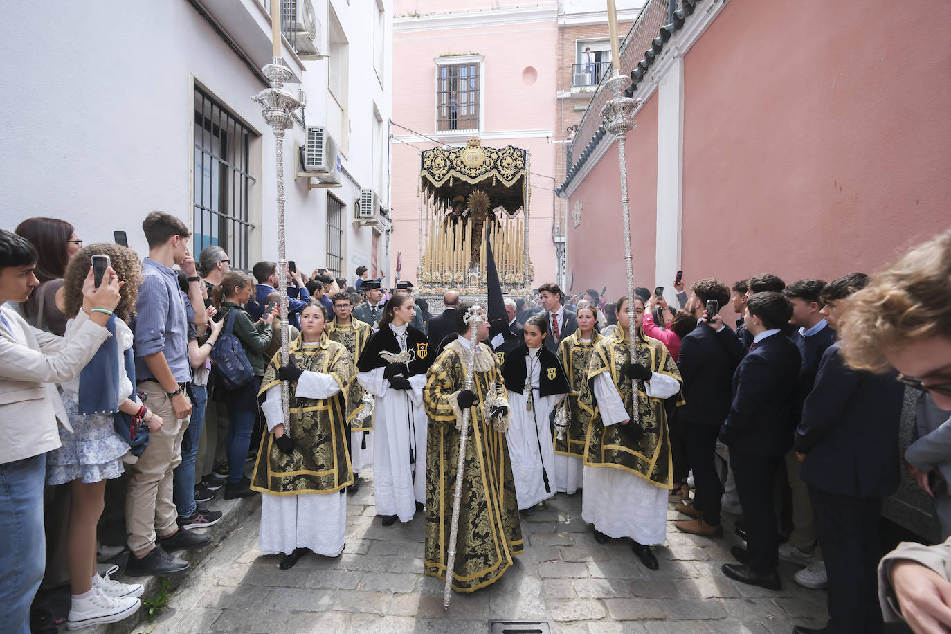 La hermandad de Jesús Despojado realiza su estación este Domingo de Ramos