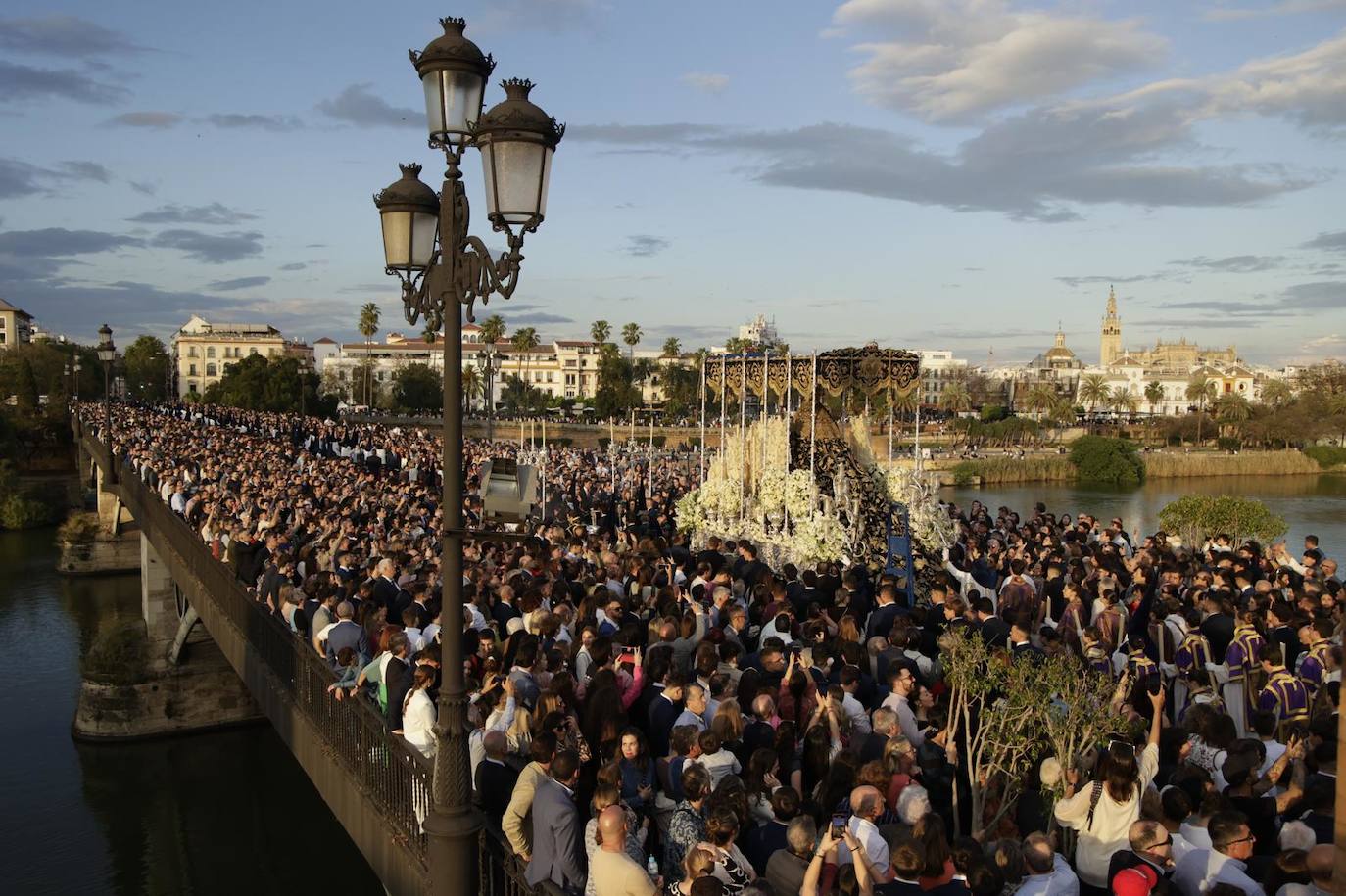 Salida de la Hermandad de la Estrella en la Semana Santa de 2025