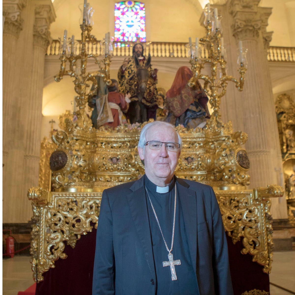 José Ángel Saiz Meneses en el templo del Salvador,delante del paso de la Borriquita
