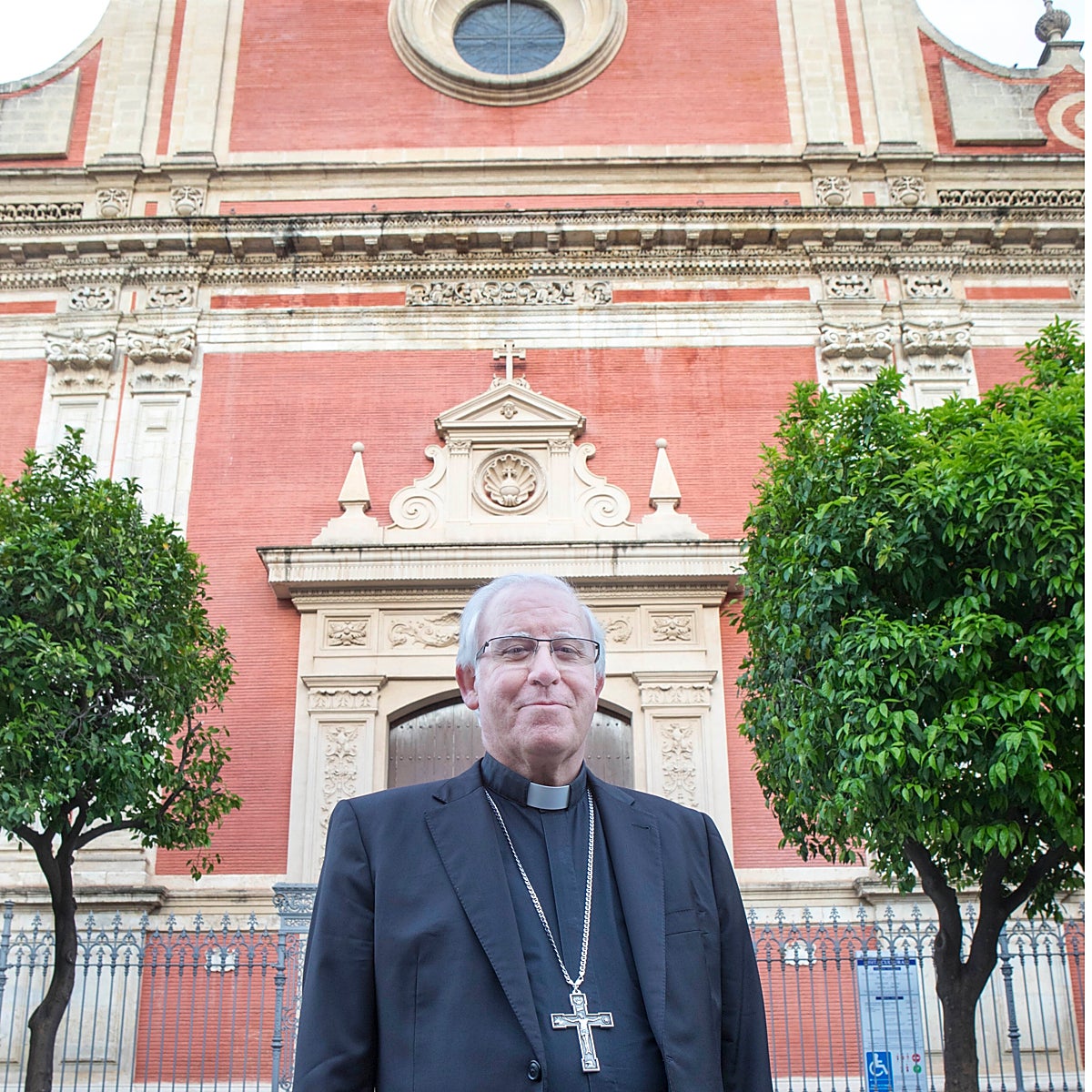 José Ángel Saiz Meneses delante del templo del Salvador, sede de la hermandad de la Borriquita