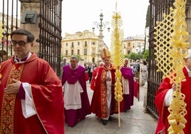Aclamamos a Cristo como Señor con nuestras palmas, redimidos por su entrega como Siervo