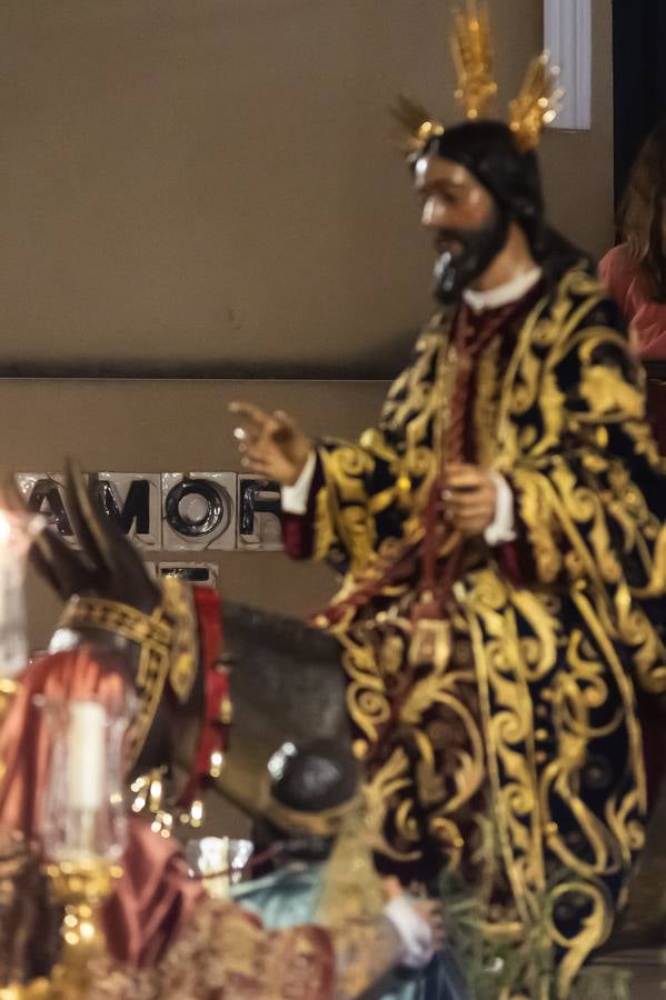 Paso de la Hermandad del Amor por la calle Amor de Dios