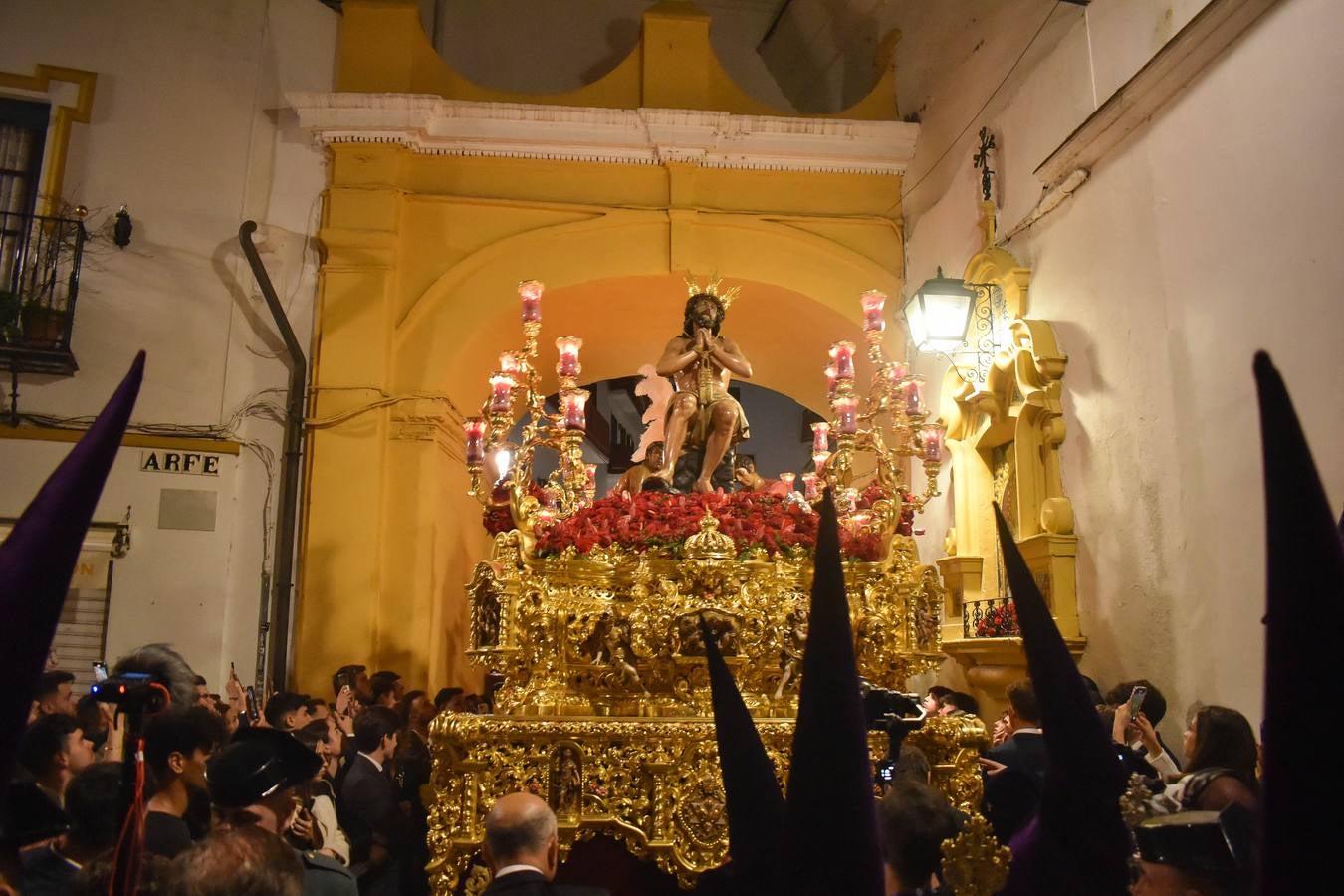 Discurrir de la Hermandad de la Estrella por la noche en la Semana Santa de 2025