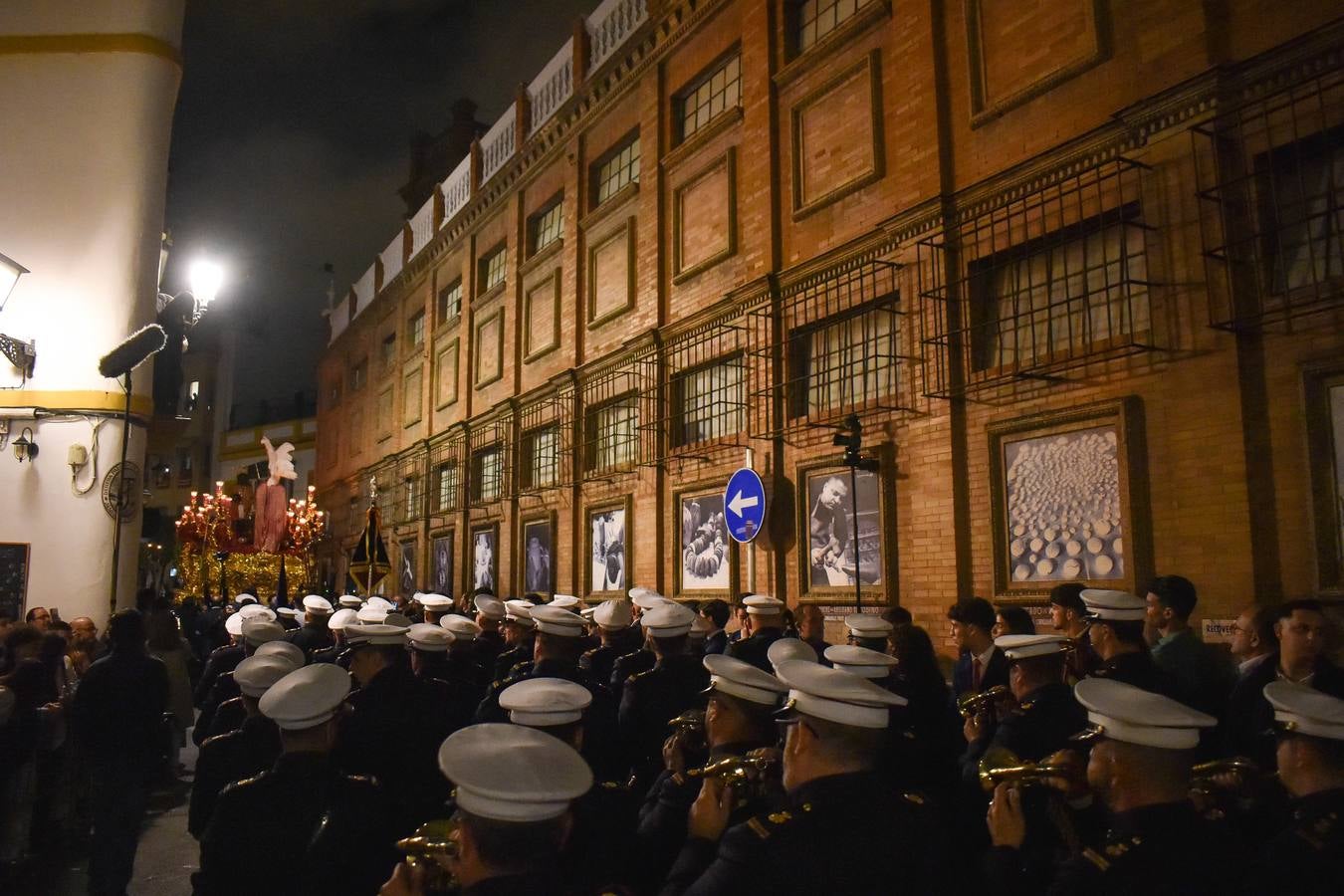 Discurrir de la Hermandad de la Estrella por la noche en la Semana Santa de 2025