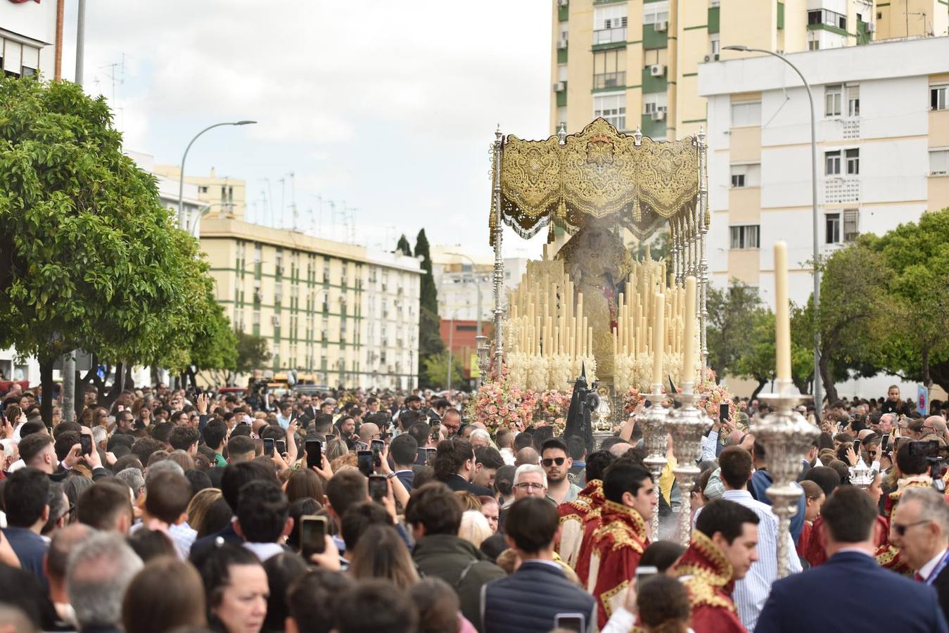 Salida de la Hermandad de San Pablo desde la parroquia de San Ignacio de Loyola