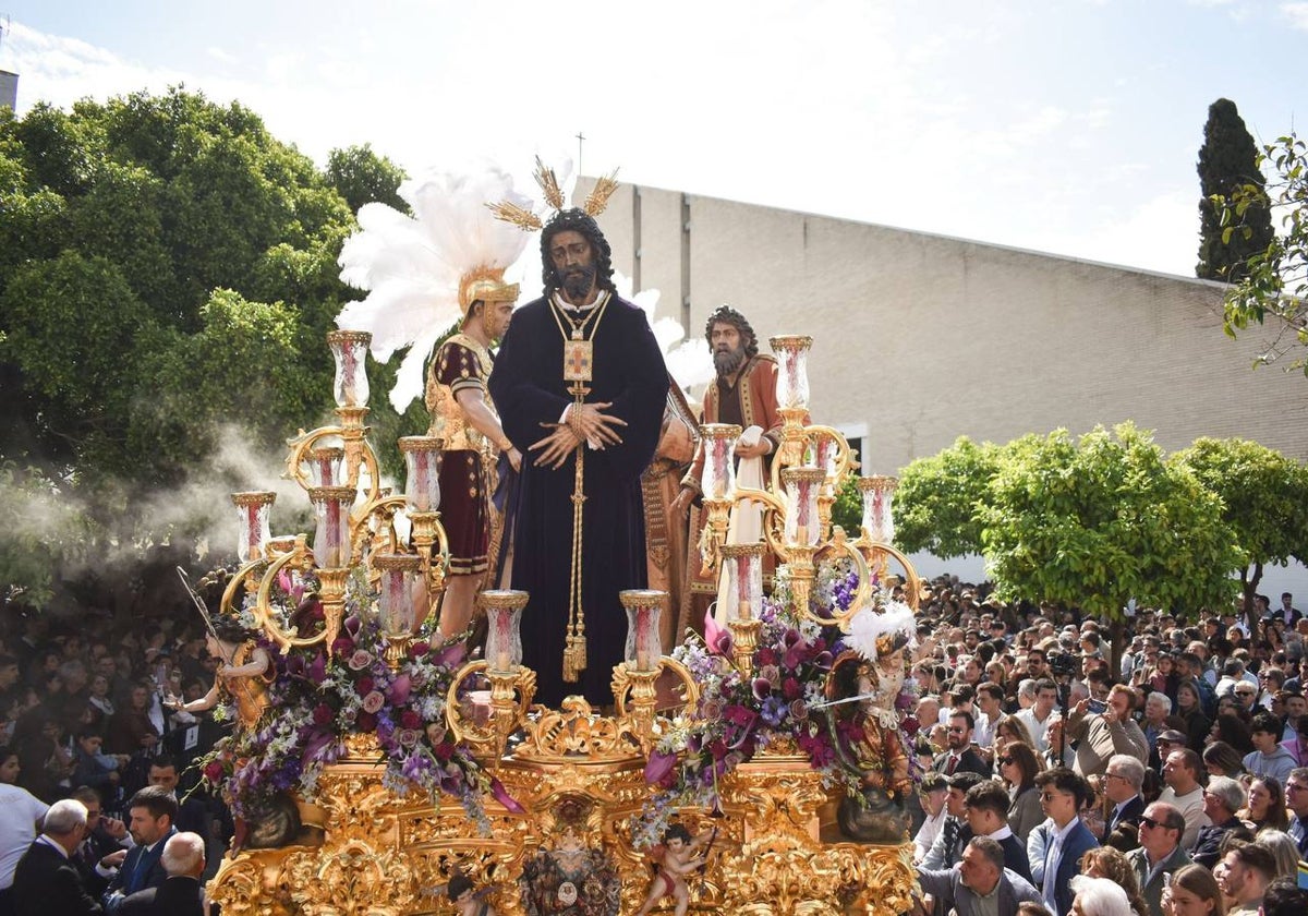 Salida de la Hermandad de San Pablo desde la parroquia de San Ignacio de Loyola