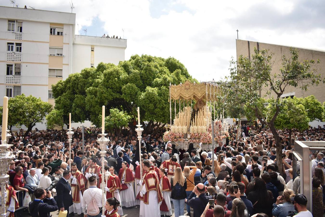 Salida de la Hermandad de San Pablo desde la parroquia de San Ignacio de Loyola
