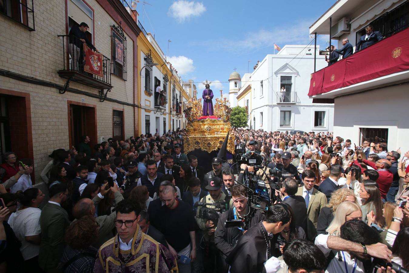 Salida de la Hermandad de Santa Genoveva por las calles del Tiro de Línea