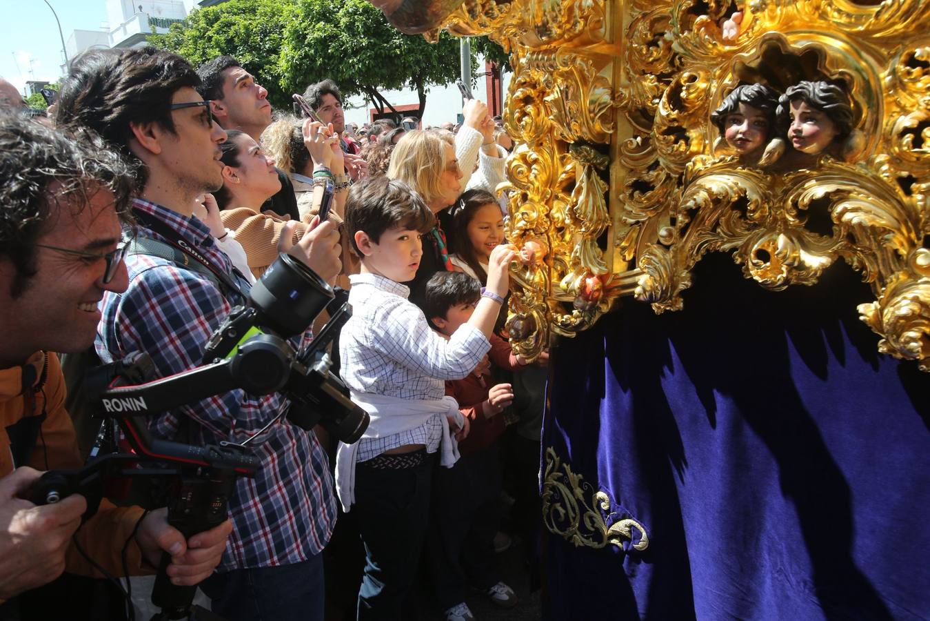 Salida de la Hermandad de Santa Genoveva por las calles del Tiro de Línea
